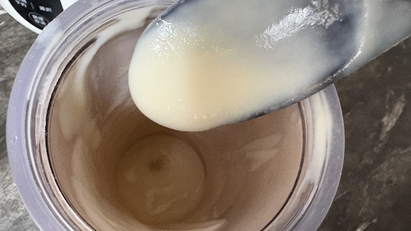 ソイリッチの豆乳はとろみがあり沈殿しやすい（スプーンですくった写真）