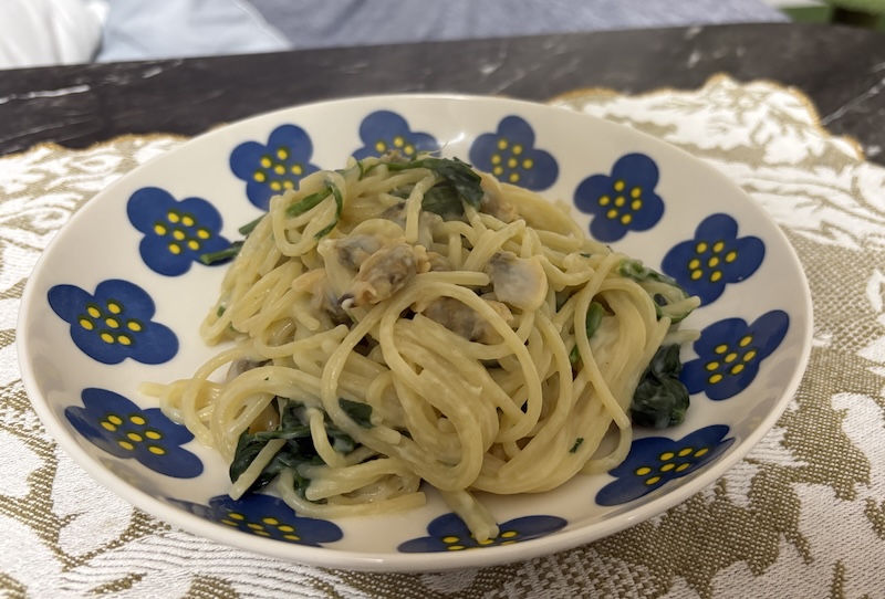 ソイリッチの豆乳で作った豆乳クリームパスタ（ほうれん草と冷凍あさり、シチューの素）