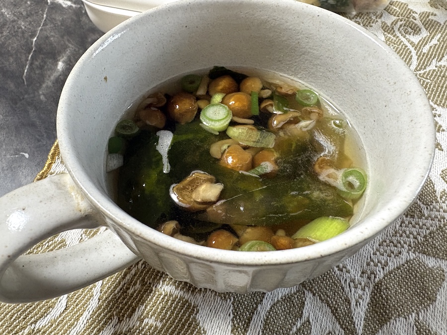 スープの素を入れただけのなめこスープ